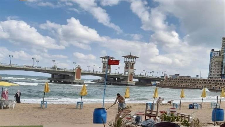 رفع ​رايات خضراء وصفراء على شواطئ البحر بالإسكندرية... ماذا تعني؟