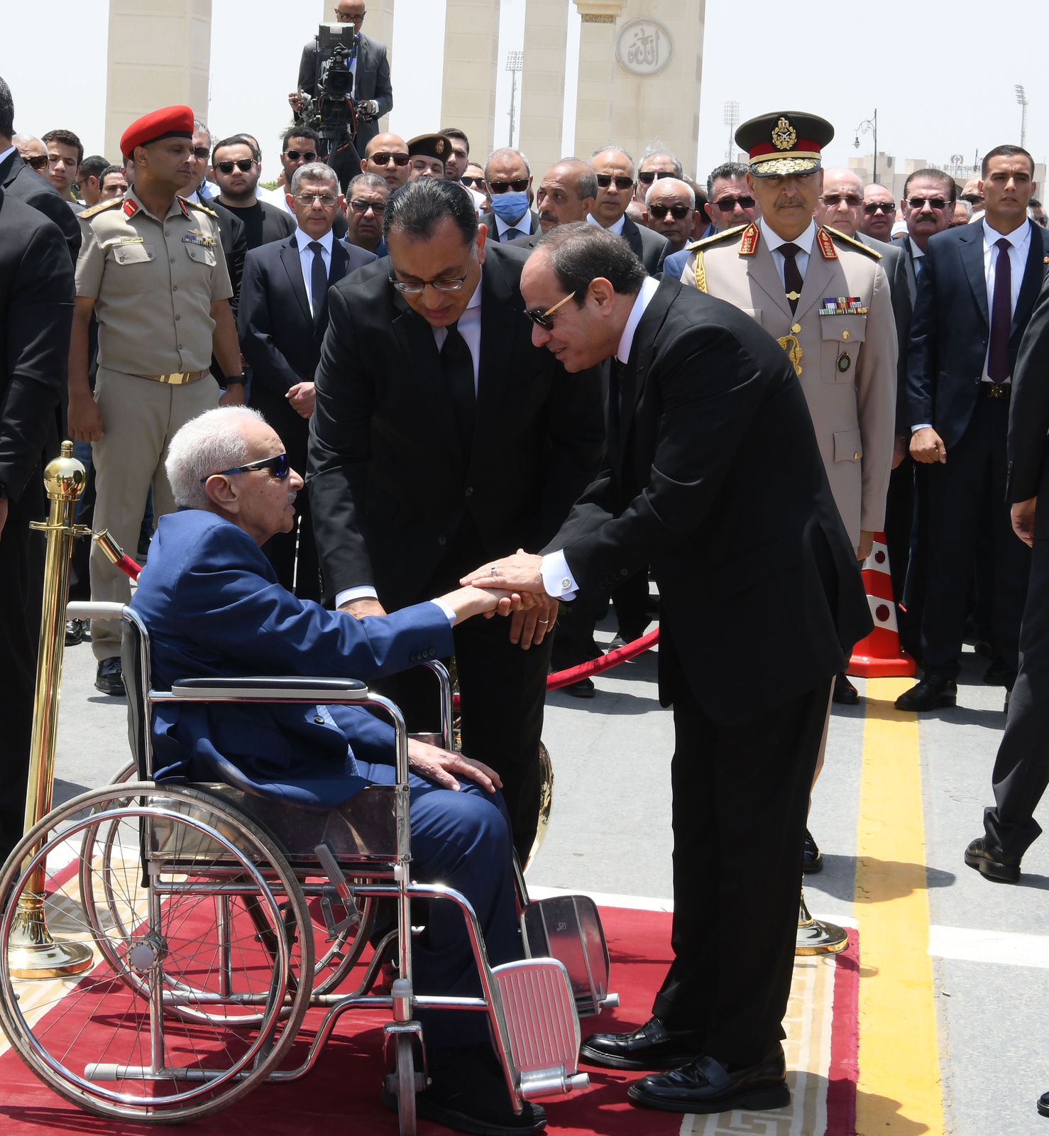  الرئيس السيسي يشارك في جنازة والدة رئيس مجلس الوزراء
