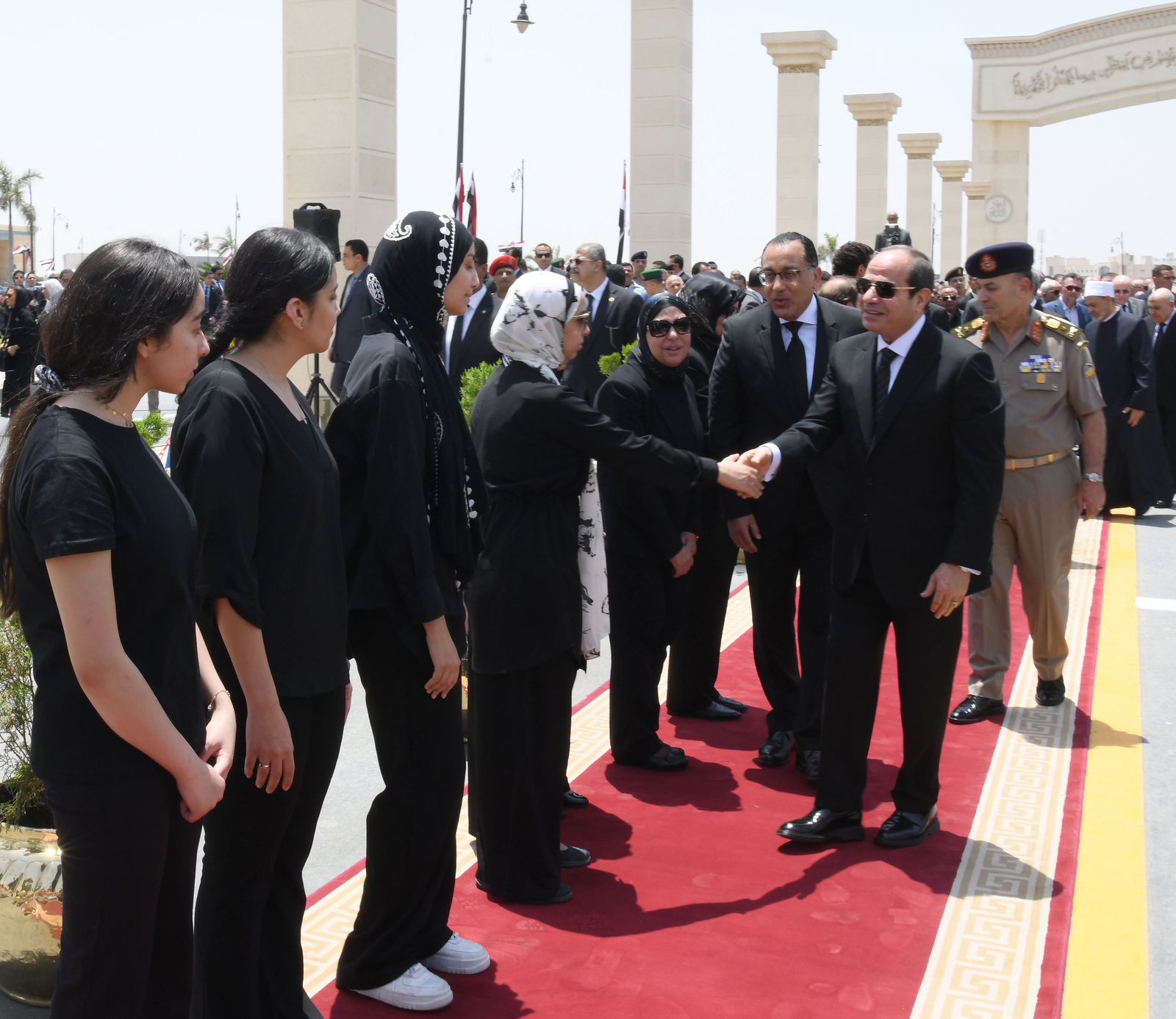  الرئيس السيسي يشارك في جنازة والدة رئيس مجلس الوزراء