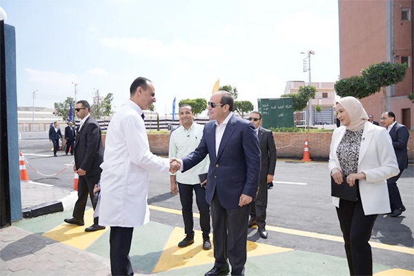  الرئيس السيسي يتفقد الوحدة الصحية ضمن مشروعات حياة كريمة