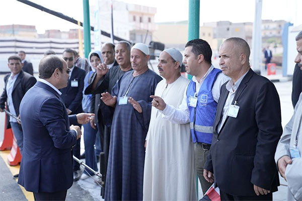 الرئيس السيسي يدير حواراً مع حشد من المواطنين بقرية الأبعادية بالبحيرة