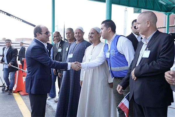 الرئيس السيسي يدير حواراً مع حشد من المواطنين بقرية الأبعادية بالبحيرة