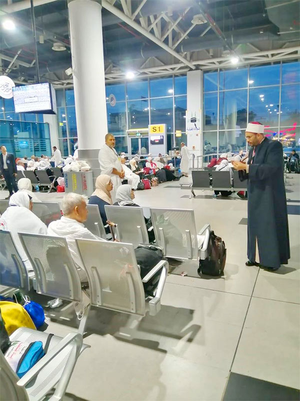 أئمة وواعظات الأوقاف في توديع أفواج الحجاج بمطار القاهرة الدولي