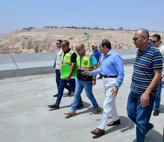  الرئيس السيسي يقوم بجولة تفقدية لأعمال تطوير عدد من الطرق والمحاور بالقاهرة الكبرى