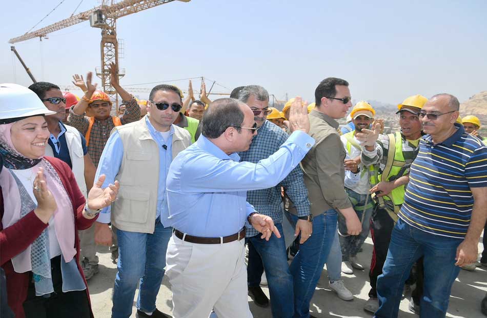 الرئيس السيسي يقوم بجولة تفقدية لأعمال تطوير عدد من الطرق والمحاور بالقاهرة الكبرى