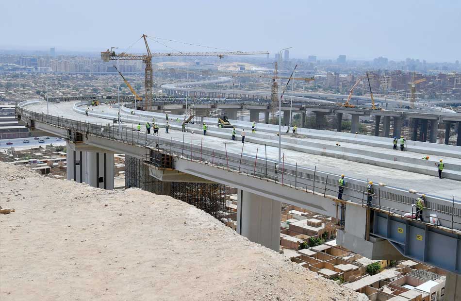 الرئيس السيسي يقوم بجولة تفقدية لأعمال تطوير عدد من الطرق والمحاور بالقاهرة الكبرى