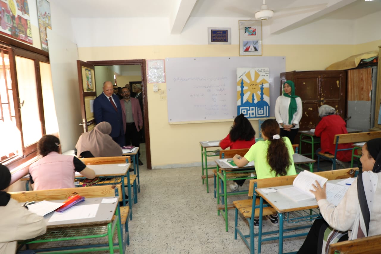 محافظ القاهرة يتفقد لجان امتحانات الثانوية العامة