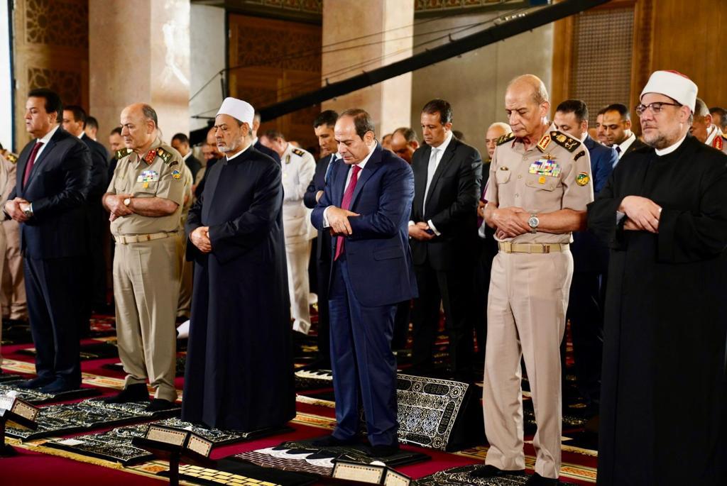 الرئيس السيسى يؤدى صلاة عيد الأضحى بمسجد القوات الجوية 