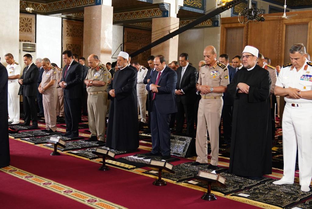 الرئيس السيسى يؤدى صلاة عيد الأضحى بمسجد القوات الجوية 