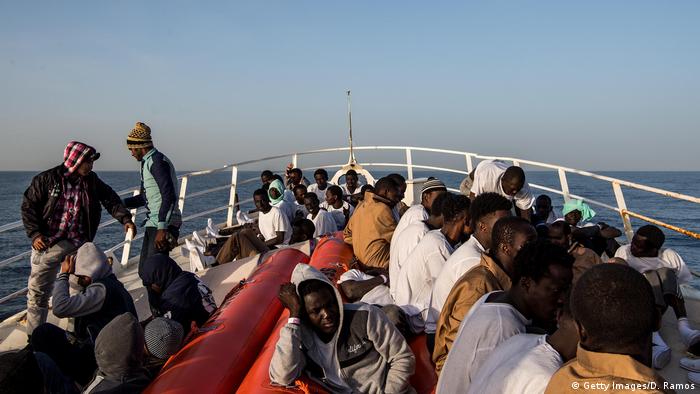 السلطات الإيطالية تحتجز سفينتين ألمانيتين بعد إنقاذ مهاجرين