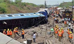 وزير هندي عطل في إشارة كهربائية هو سبب وقوع حادث القطارات في باناجلور