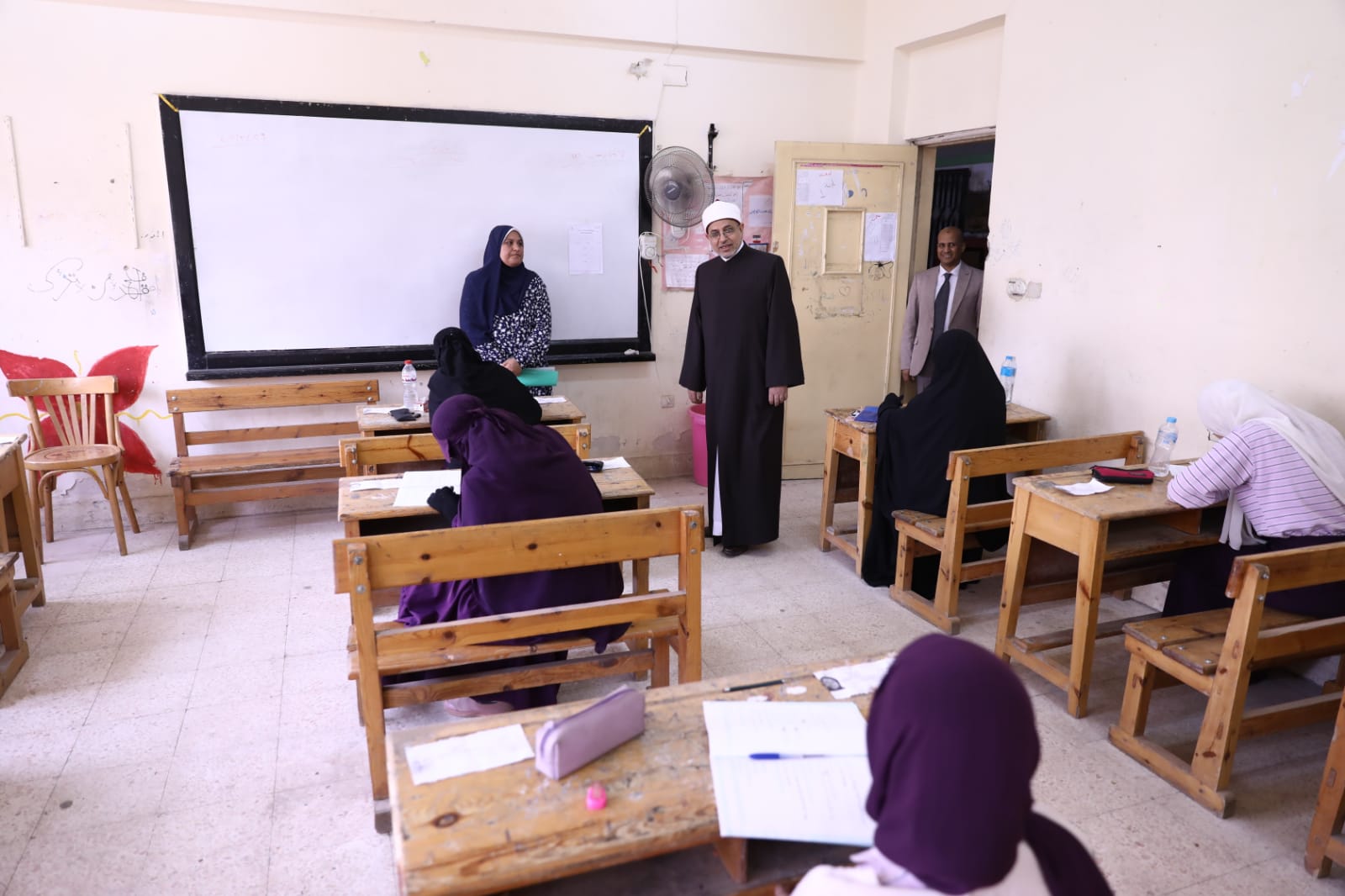  رئيس جامعة الأزهر خلال جولته التفقدية للجان امتحان الشهادة الثانوية الأزهرية