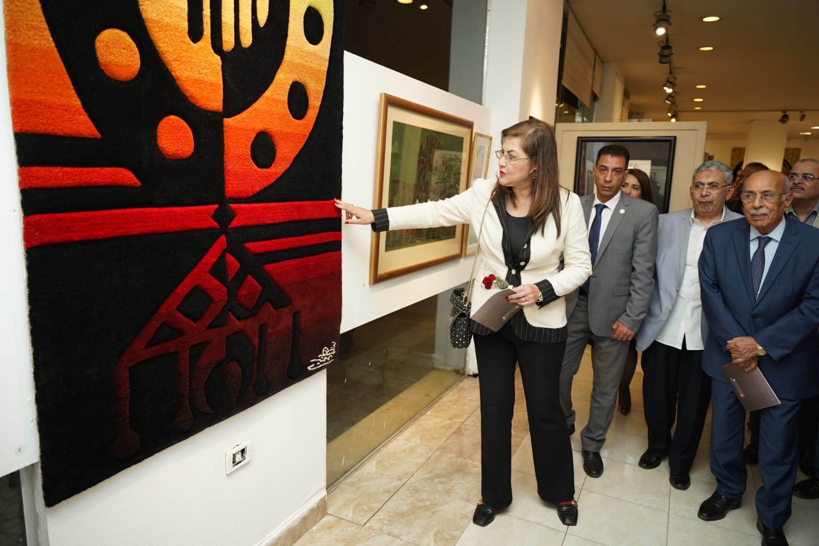 خلال افتتاح المعرض الفني للفنانة الدكتورة سهير عثمان