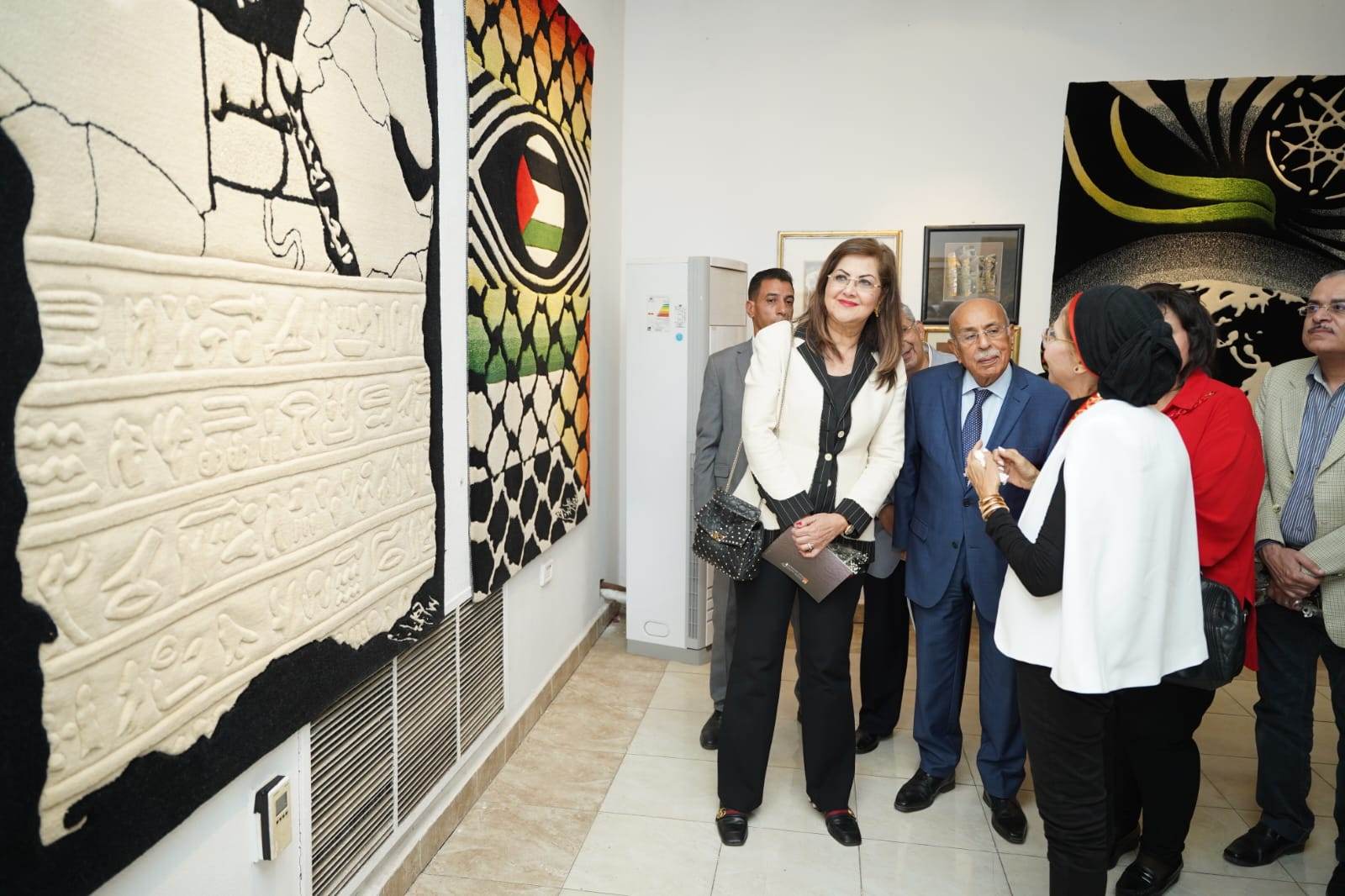 خلال افتتاح المعرض الفني للفنانة الدكتورة سهير عثمان