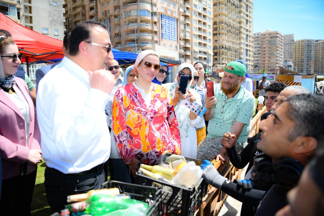 خلال جولتها بالإسكندرية وزيرة البيئة تُشارك في حملة تنظيف شاطئ السرايا العام | صور 