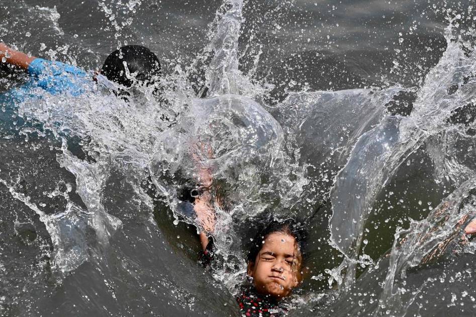 إغلاق آلاف المدارس بسبب موجة الطقس الحار في بنجلاديش