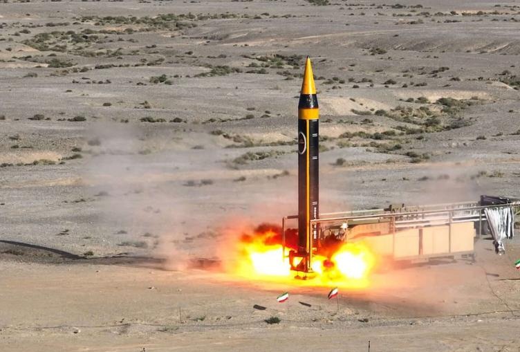 فرنسا تُتابع بقلق إعلان إيران إنتاج صاروخ باليستي جديد