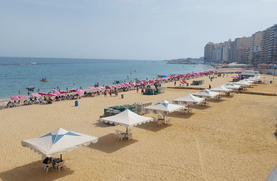 إقبال من المواطنين على شواطئ الإسكندرية مع رفع الرايات الخضراء |صور