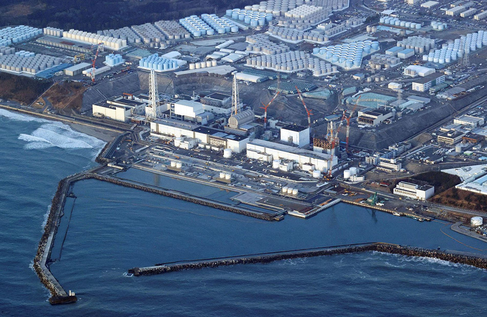 مدير وكالة الطاقة الذرية يتفقد تصريف المياه الملوثة من محطة فوكوشيما