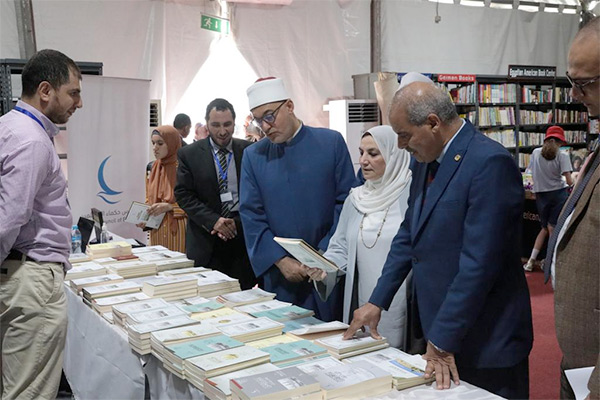 قيادات بالأزهر يزورون جناح مجلس حكماء المسلمين بمعرض مكتبة الإسكندرية