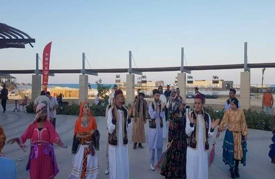 فرقة مطروح للفنون الشعبية تقدم تبلوهات استعراضية من التراث البدوي على  الممشى السياحي بالعلمين |صور - بوابة الأهرام