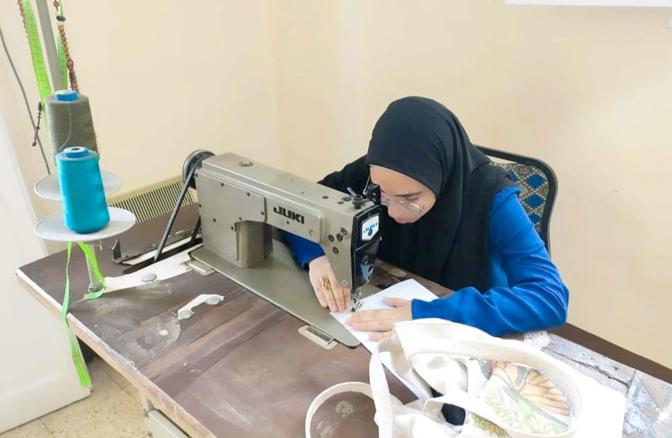 منصة أيادي مصر بالأقصر تنظم دورة لتعليم الخياطة | صور - بوابة الأهرام