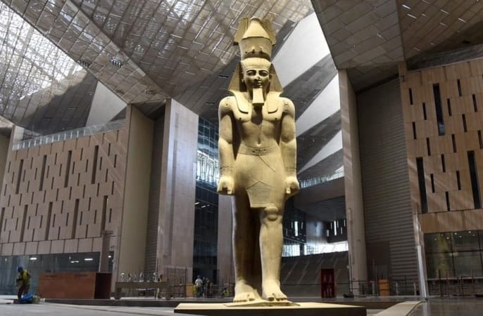 تطوير التجربة السياحية بمنطقة الأهرامات بالتزامن مع افتتاح المتحف المصري الكبير