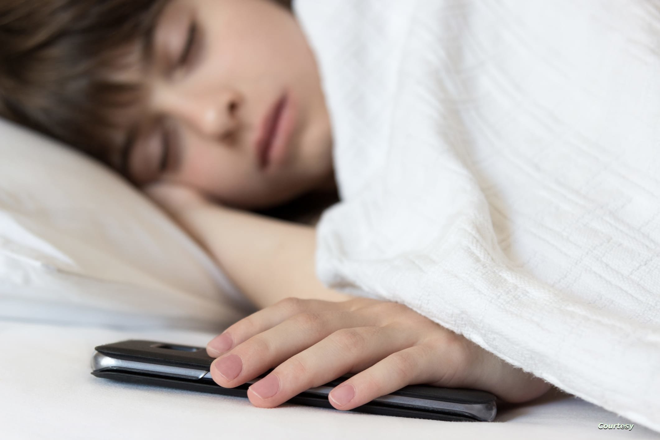 Sleep near. Смартфон в постели. Спящий человек с телефоном. Засыпает с телефоном.