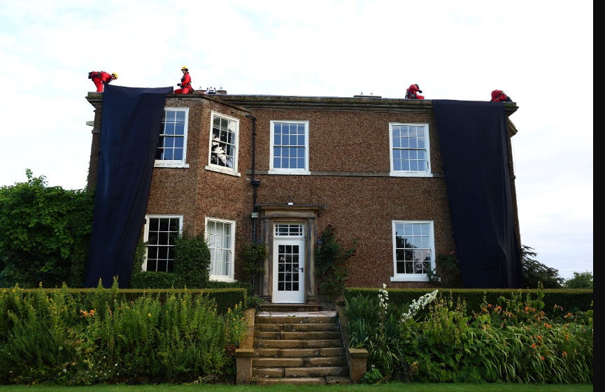 ناشطون بيئيون يغطون منزلا يملكه رئيس وزراء بريطانيا بالأسود - بوابة الأهرام