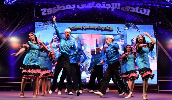 فرقتا بورسعيد والأقصر للفنون الشعبية على مسرح النادي الاجتماعي بمطروح | صور  - بوابة الأهرام