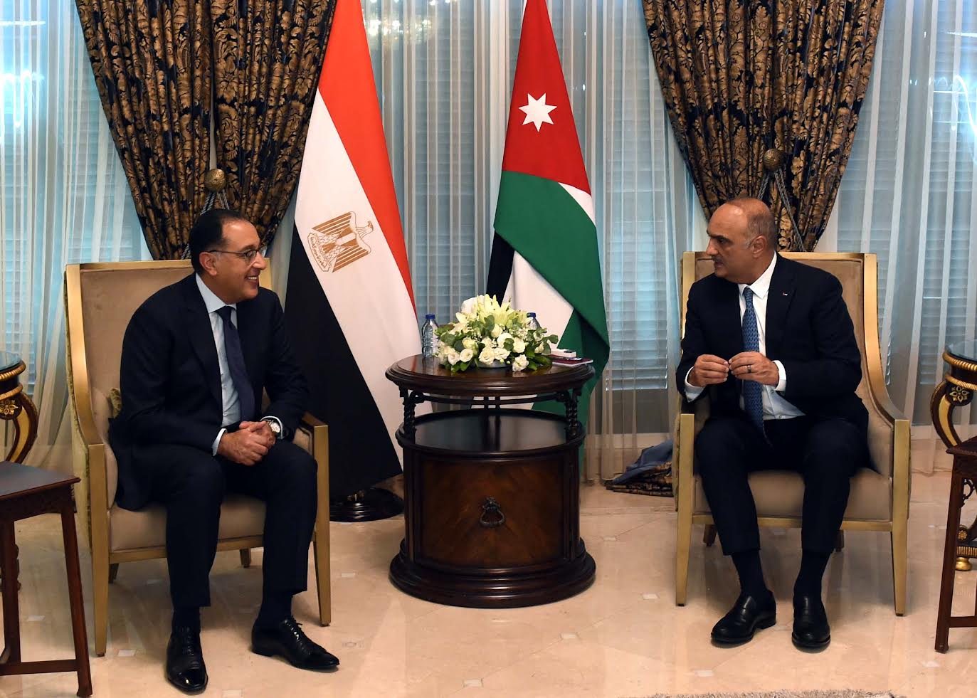 مراسم استقبال رسمية لرئيس الوزراء بمقر الحكومة الأردنية