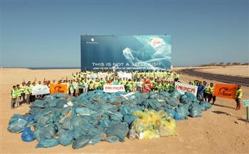   في اليوم العالمي لتنظيف الشاطئ جمع  أطنان من النفايات بمنطقة سوماباي بالغردقة | صور