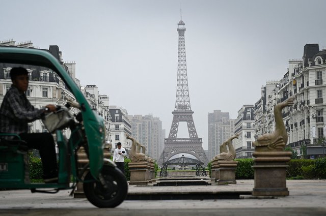 مجسم لبرج إيفل في هانججو يضفي ملامح باريسية على المدينة الصينية