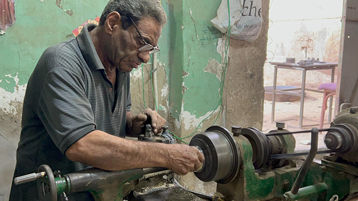 ;الأنتيكات; صناعة يدوية بخامات مصرية تغزو الأسواق العالمية | صور وفيديو 