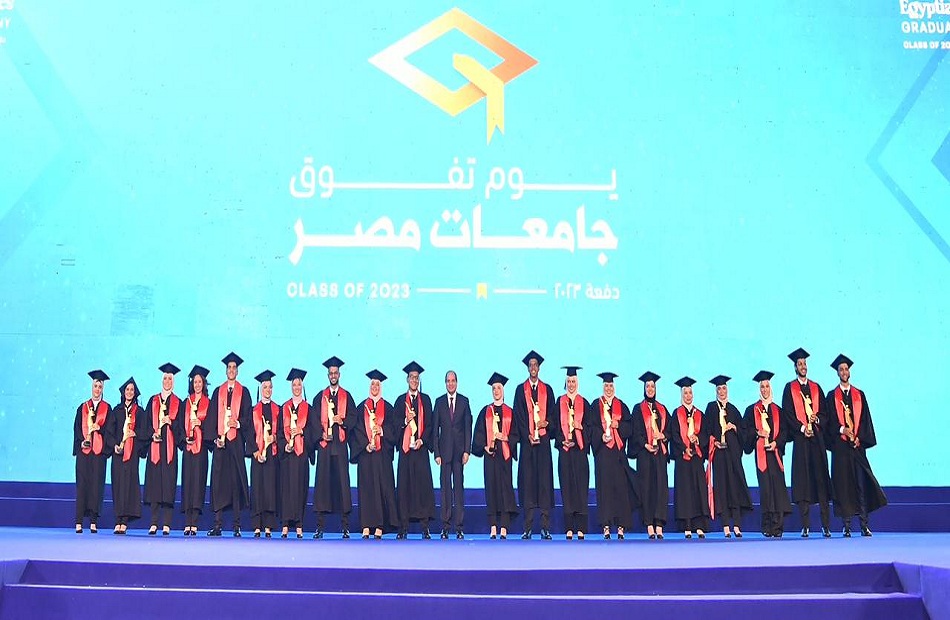 متحدث الرئاسة ينشر صور تكريم الرئيس السيسي لأوائل الجامعات