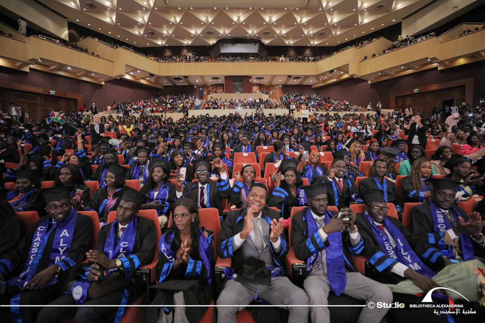  الطلاب الأفارقة خلال حفل تخرجهم بمكتبة الإسكندرية
