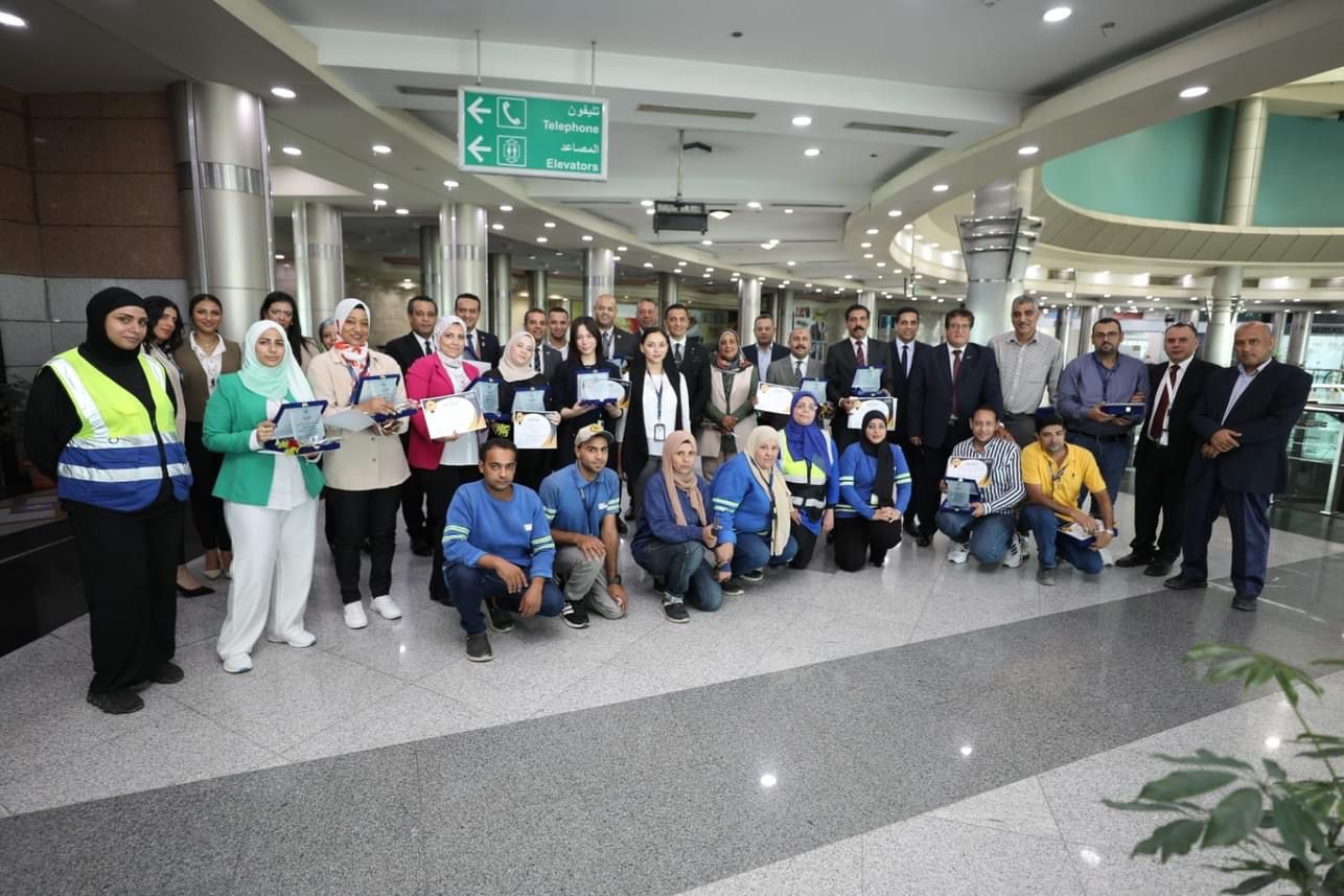 تكريم العاملين المتميزين بمطار القاهرة الدولي | صور