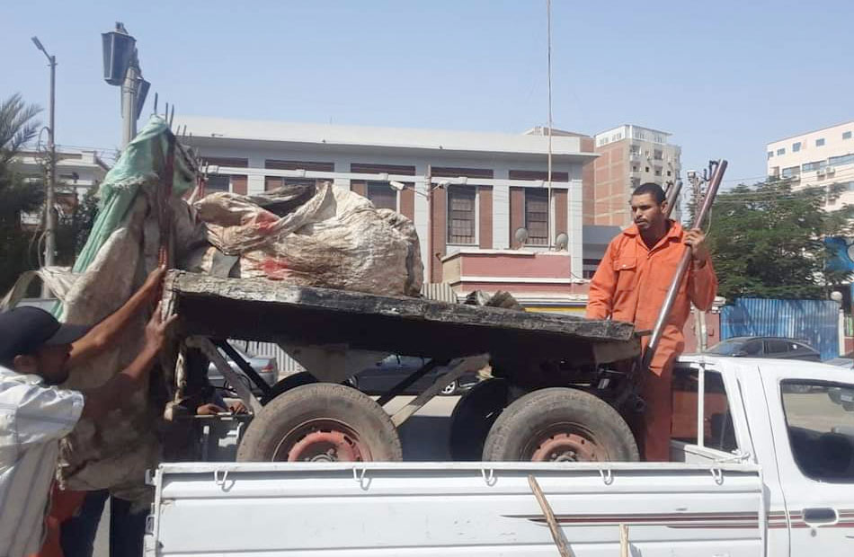 ضبط ومصادرة عربات كارو من نباشين القمامة بمدينة سوهاج| صور