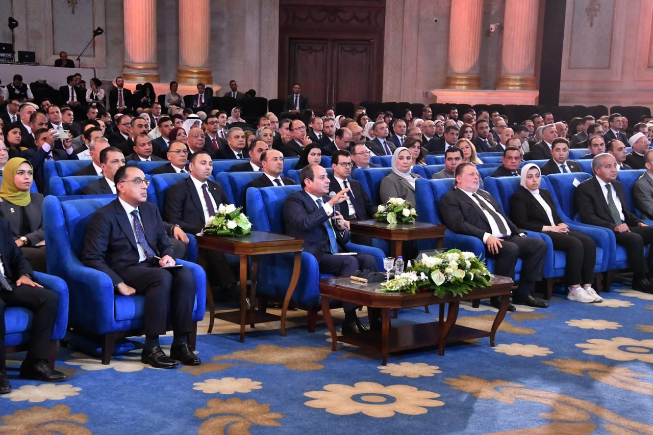 متحدث الرئاسة ينشر صور حضور الرئيس جلسة الطاقة بمؤتمر  حكاية وطن 
