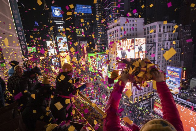 احتفال ليلة رأس السنة الجديدة في تايمز سكوير في نيويورك صور بوابة الأهرام 