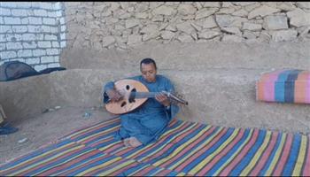   حكاية عازف العود أبو الحسن يتحدى إعاقته بتلحين غناء الكف وحفلات السمر تحت الأشجار| فيديو وصور