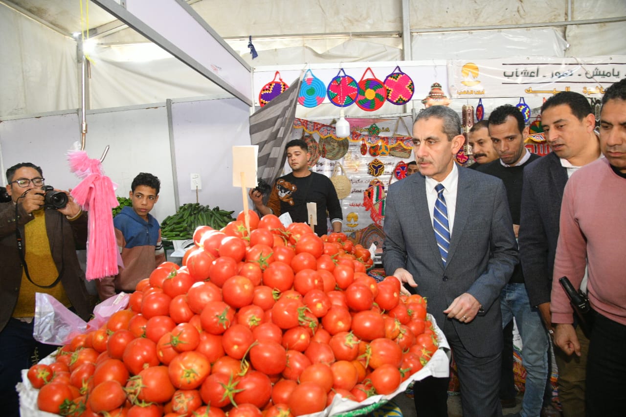 محافظ الغربية يفتتح معرضا جديدا لبيع السلع الغذائية بحي أول طنطا| صور -  بوابة الأهرام