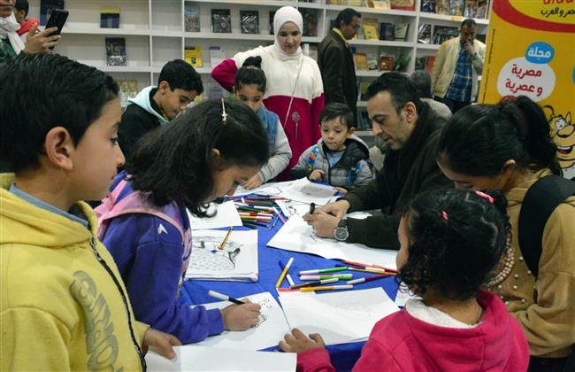  الأطفال يتعلمون الرسم في ورشة علاء الدين الفنية