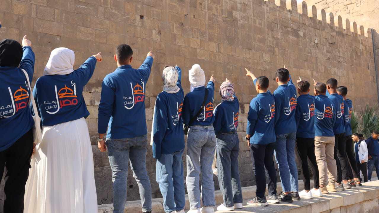 شباب مشروع أهل مصر في جولة بشارع المعز