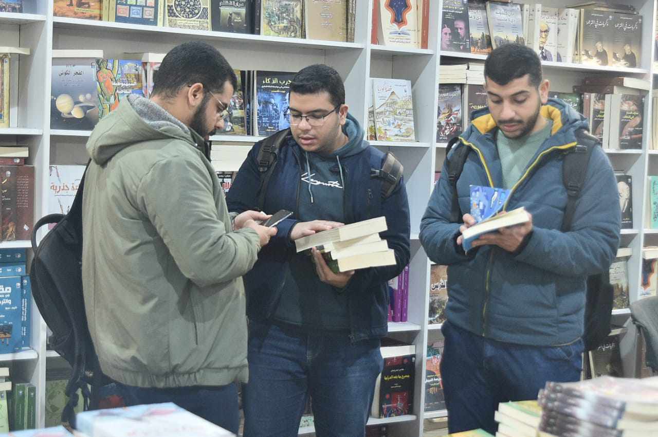  الجمهور يتوافد إلى معرض القاهرة الدولي للكتاب في يومه السادس