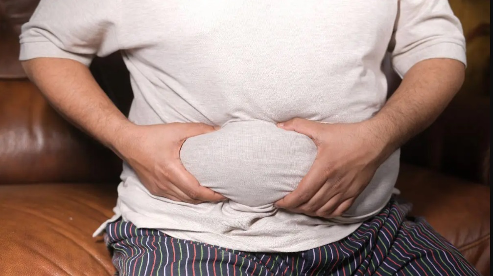 طبيبة تراكم الدهون في البطن يشير إلى مجموعة من الأمراض