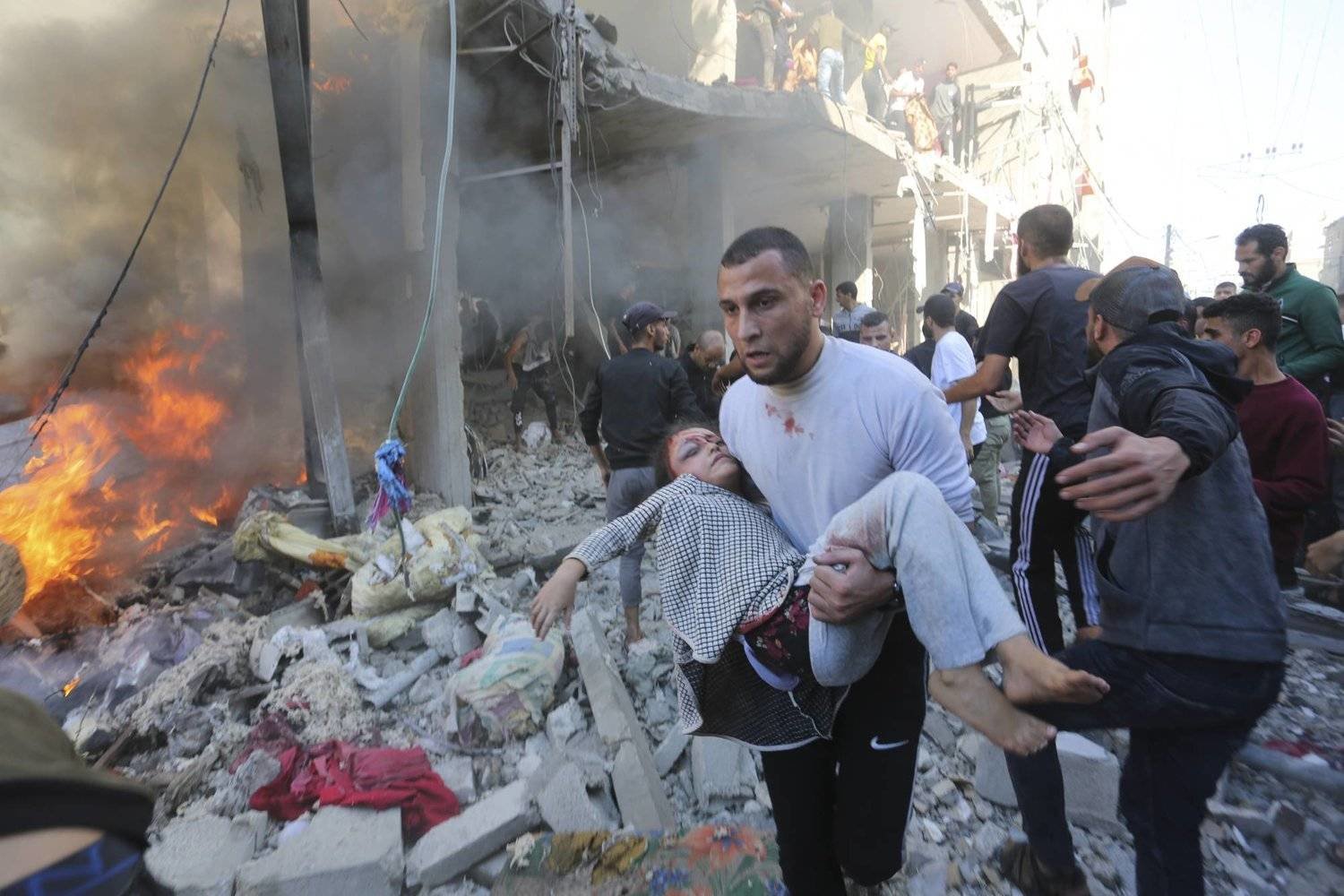 يواجهون خطر الموت غرقا من أجل "المساعدات".. تفاقم معاناة الفلسطينيين في غزة 