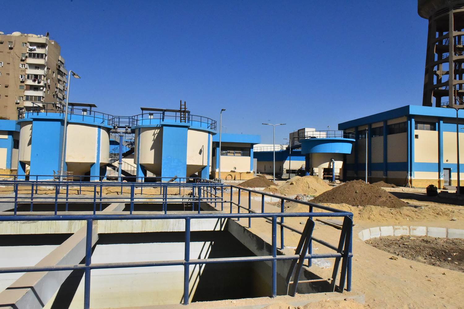 محافظ أسيوط يتفقد تشغيل محطة مياه الهلالي