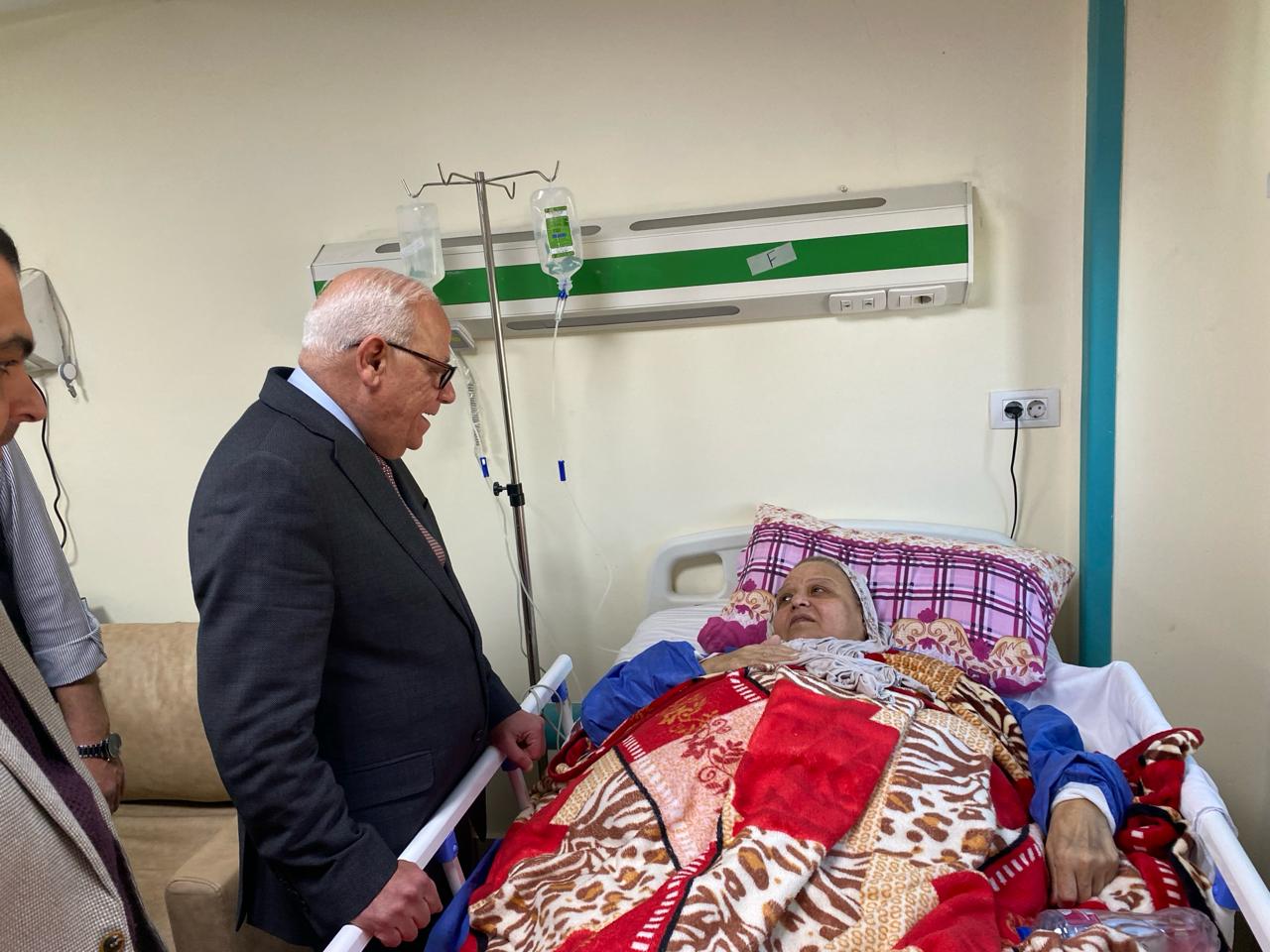 محافظ بورسعيد يُوجه باستمرار توفير كل أوجه الرعاية للمرضى | صور 