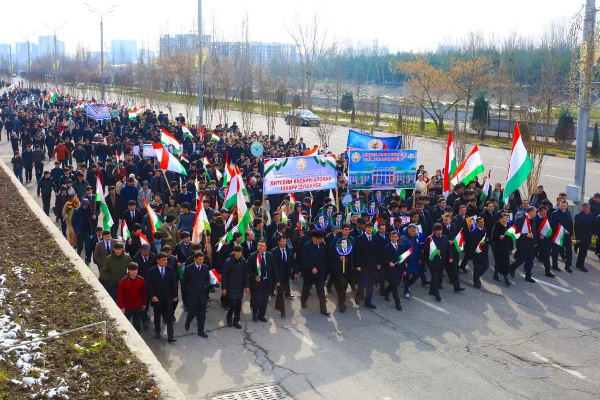 بموكب ضم نحو 10 آلاف شخص .. طاجيكستان تسمح بتظاهرة نادرة لدعم كرة القدم
